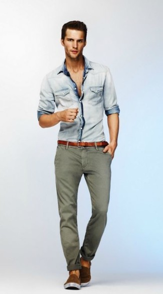 Dunkelgrüne Jeans kombinieren – 211 Herren Outfits: Ein hellblaues Jeanshemd und dunkelgrüne Jeans sind eine kluge Outfit-Formel für Ihre Sammlung. Braune Slip-On Sneakers sind eine kluge Wahl, um dieses Outfit zu vervollständigen.