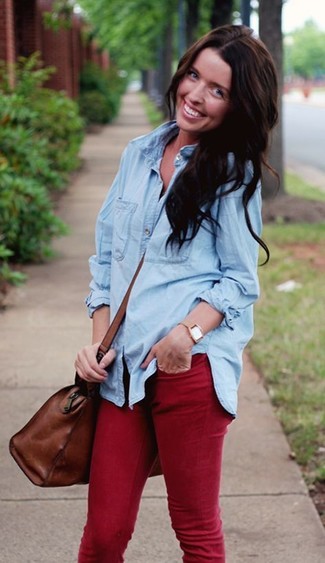 Rote enge Jeans kombinieren – 77 Damen Outfits: Aktuelle Fassungen eines hellblauen Jeanshemdes und roten enger Jeans geben Ihnen die Möglichkeit, Ihren Alltags-Look immer wieder neu zu erfinden.