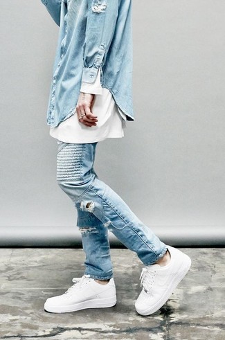 Wie Jeanshemd mit niedriger Sneakers zu kombinieren – 323 Herren Outfits: Entscheiden Sie sich für ein Jeanshemd und hellblauen Jeans mit Destroyed-Effekten für einen entspannten Wochenend-Look. Fühlen Sie sich ideenreich? Komplettieren Sie Ihr Outfit mit niedrigen Sneakers.