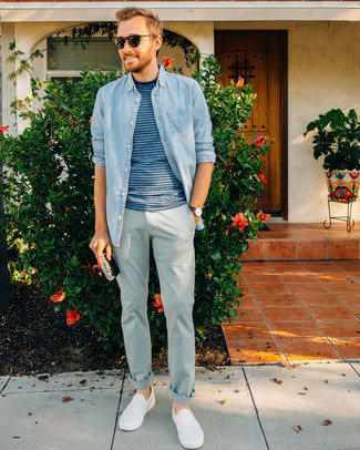 Weiße Slip-On Sneakers kombinieren – 209 Herren Outfits: Kombinieren Sie ein hellblaues Jeanshemd mit einer hellblauen Chinohose, um einen lockeren, aber dennoch stylischen Look zu erhalten. Dieses Outfit passt hervorragend zusammen mit weißen Slip-On Sneakers.