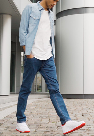 Hellblaues Jeanshemd kombinieren – 335 Herren Outfits: Erwägen Sie das Tragen von einem hellblauen Jeanshemd und dunkelblauen Jeans, um mühelos alles zu meistern, was auch immer der Tag bringen mag. Weiße und rote Leder niedrige Sneakers sind eine gute Wahl, um dieses Outfit zu vervollständigen.