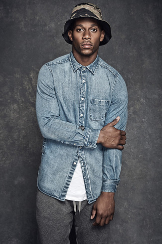 20 Jährige: Hut kombinieren – 180 Sommer Herren Outfits: Kombinieren Sie ein hellblaues Jeanshemd mit einem Hut für einen entspannten Wochenend-Look. Dieser Look eignet sich ideal für den Sommer.