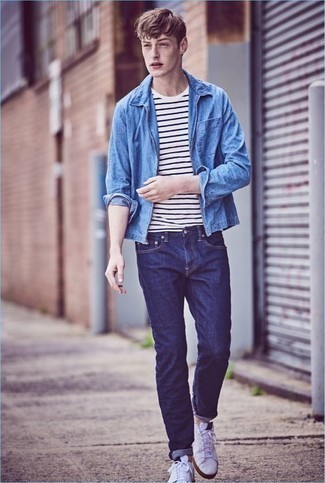 Welche Jeans mit hellblauen Jeanshemdes zu tragen – 96 Casual Herren Outfits: Paaren Sie ein hellblaues Jeanshemd mit Jeans für ein großartiges Wochenend-Outfit. Vervollständigen Sie Ihr Look mit weißen Segeltuch niedrigen Sneakers.