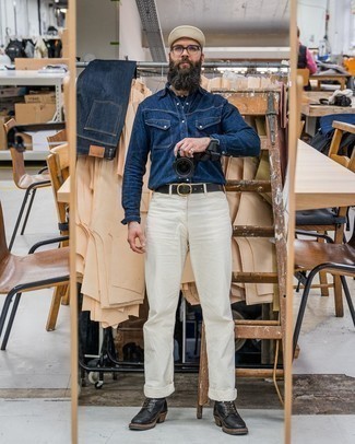 Dunkelgrünen Ledergürtel kombinieren – 49 Herren Outfits: Paaren Sie ein dunkelblaues Jeanshemd mit einem dunkelgrünen Ledergürtel für einen entspannten Wochenend-Look. Fühlen Sie sich ideenreich? Wählen Sie eine schwarze Lederfreizeitstiefel.