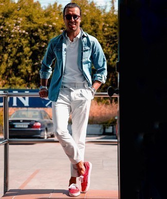 40 Jährige: Welche Jeanshemden mit weißer Chinohose zu tragen – 2 Casual Sommer Herren Outfits: Kombinieren Sie ein Jeanshemd mit einer weißen Chinohose für einen bequemen Alltags-Look. Dieses Outfit passt hervorragend zusammen mit roten Segeltuch niedrigen Sneakers. So ist der Look vollkommen sommertauglich.