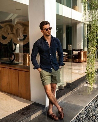 Olivgrüne Shorts kombinieren – 410 Herren Outfits: Entscheiden Sie sich für ein dunkelblaues Jeanshemd und olivgrünen Shorts für ein großartiges Wochenend-Outfit. Braune Leder Bootsschuhe sind eine kluge Wahl, um dieses Outfit zu vervollständigen.