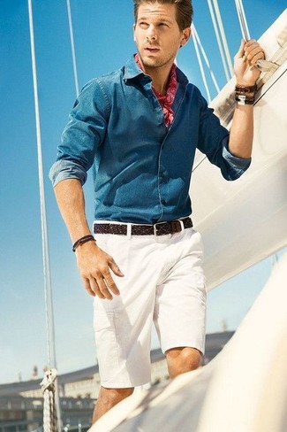 blaues Jeanshemd, weiße Shorts, dunkelbrauner geflochtener Ledergürtel, roter und weißer bedruckter Schal für Herren
