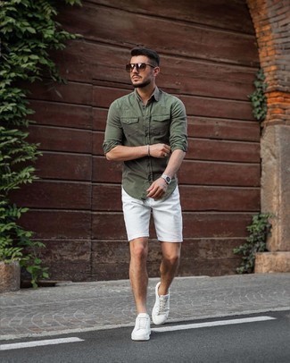 Weiße Jeansshorts kombinieren – 44 Herren Outfits: Kombinieren Sie ein olivgrünes Jeanshemd mit weißen Jeansshorts für ein großartiges Wochenend-Outfit. Weiße Segeltuch niedrige Sneakers sind eine kluge Wahl, um dieses Outfit zu vervollständigen.