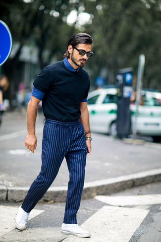 blaues Jeanshemd, schwarzes T-Shirt mit einem Rundhalsausschnitt, dunkelblaue und weiße vertikal gestreifte Anzughose, weiße niedrige Sneakers für Herren