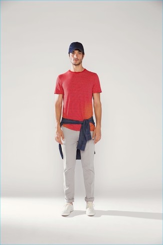 dunkelblaues Jeanshemd, rotes horizontal gestreiftes T-Shirt mit einem Rundhalsausschnitt, graue Chinohose, weiße Leder niedrige Sneakers für Herren