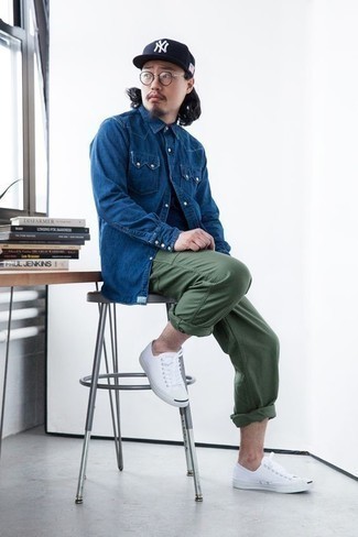 Blaues Jeanshemd kombinieren – 764+ Herren Outfits: Kombinieren Sie ein blaues Jeanshemd mit einer dunkelgrünen Chinohose für einen bequemen Alltags-Look. Weiße Segeltuch niedrige Sneakers sind eine perfekte Wahl, um dieses Outfit zu vervollständigen.