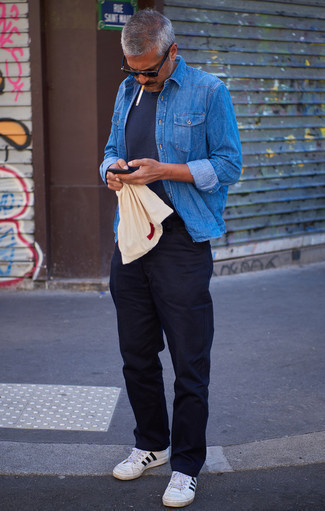 Beige Shopper Tasche aus Segeltuch kombinieren – 424 Herren Outfits: Ein blaues Jeanshemd und eine beige Shopper Tasche aus Segeltuch sind eine großartige Outfit-Formel für Ihre Sammlung. Fühlen Sie sich ideenreich? Ergänzen Sie Ihr Outfit mit weißen und schwarzen Segeltuch niedrigen Sneakers.