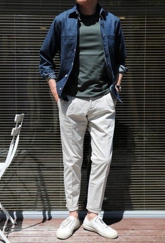Dunkelblaues Jeanshemd kombinieren – 764+ Herren Outfits: Erwägen Sie das Tragen von einem dunkelblauen Jeanshemd und einer weißen Chinohose für ein großartiges Wochenend-Outfit. Ergänzen Sie Ihr Look mit weißen Segeltuch niedrigen Sneakers.