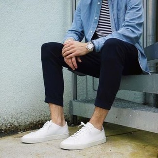 Welche Chinohosen mit hellblauen Jeanshemdes zu tragen – 105 Herren Outfits: Entscheiden Sie sich für ein hellblaues Jeanshemd und eine Chinohose, um mühelos alles zu meistern, was auch immer der Tag bringen mag. Weiße Segeltuch niedrige Sneakers sind eine ideale Wahl, um dieses Outfit zu vervollständigen.