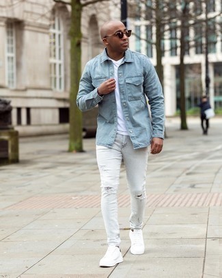 hellblaues Jeanshemd, weißes T-Shirt mit einem Rundhalsausschnitt, graue enge Jeans mit Destroyed-Effekten, weiße und schwarze Leder niedrige Sneakers für Herren