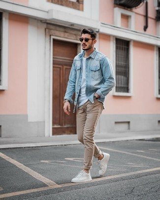Hellbeige enge Jeans kombinieren – 51 Herren Outfits: Ein hellblaues Jeanshemd und hellbeige enge Jeans sind eine perfekte Outfit-Formel für Ihre Sammlung. Komplettieren Sie Ihr Outfit mit weißen Leder niedrigen Sneakers.