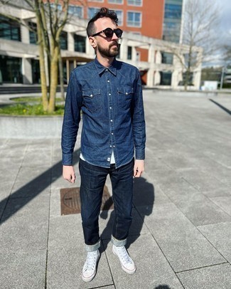 Dunkelblaue Jeans kombinieren – 1200+ Herren Outfits: Entscheiden Sie sich für ein dunkelblaues Jeanshemd und dunkelblauen Jeans, um einen lockeren, aber dennoch stylischen Look zu erhalten. Wenn Sie nicht durch und durch formal auftreten möchten, entscheiden Sie sich für weißen hohe Sneakers aus Segeltuch.