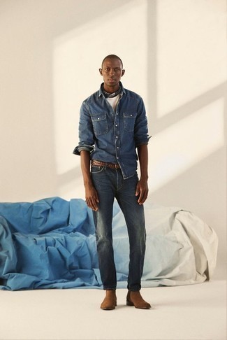 Bandana kombinieren – 827+ Herren Outfits: Kombinieren Sie ein dunkelblaues Jeanshemd mit einem Bandana für einen entspannten Wochenend-Look. Fühlen Sie sich ideenreich? Komplettieren Sie Ihr Outfit mit braunen Chelsea Boots aus Wildleder.