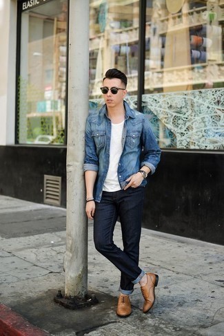Hellbeige Leder Oxford Schuhe kombinieren – 28 Smart-Casual Herren Outfits: Vereinigen Sie ein blaues Jeanshemd mit dunkelblauen Jeans, um einen lockeren, aber dennoch stylischen Look zu erhalten. Wählen Sie hellbeige Leder Oxford Schuhe, um Ihr Modebewusstsein zu zeigen.
