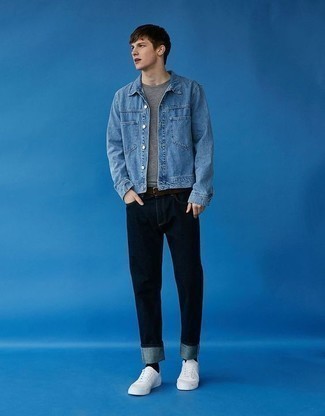 hellblaues Jeanshemd, graues T-Shirt mit einem Rundhalsausschnitt, dunkelblaue Jeans, weiße Segeltuch niedrige Sneakers für Herren