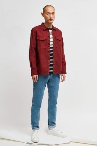Rotes Jeanshemd kombinieren – 5 Herren Outfits: Paaren Sie ein rotes Jeanshemd mit blauen Jeans, um einen lockeren, aber dennoch stylischen Look zu erhalten. Dieses Outfit passt hervorragend zusammen mit weißen Leder niedrigen Sneakers.