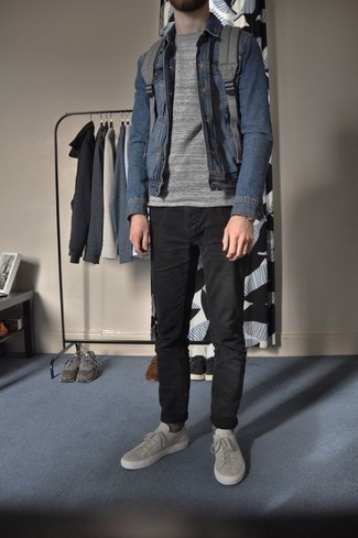 blaues Jeanshemd, graues T-Shirt mit einem Rundhalsausschnitt, schwarze Jeans, graue Segeltuch niedrige Sneakers für Herren
