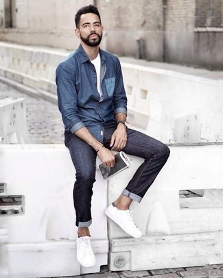 Blaues Jeanshemd kombinieren – 764+ Herren Outfits: Kombinieren Sie ein blaues Jeanshemd mit dunkelblauen Jeans für ein sonntägliches Mittagessen mit Freunden. Weiße Segeltuch niedrige Sneakers sind eine großartige Wahl, um dieses Outfit zu vervollständigen.