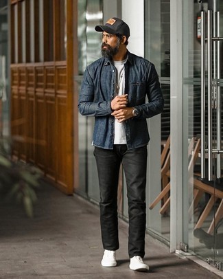 Welche Jeanshemden mit schwarzer Jeans zu tragen – 28 Casual Sommer Herren Outfits: Entscheiden Sie sich für ein Jeanshemd und schwarzen Jeans für ein bequemes Outfit, das außerdem gut zusammen passt. Weiße Segeltuch niedrige Sneakers sind eine perfekte Wahl, um dieses Outfit zu vervollständigen. Ein trendiges Outfit für den Sommer.