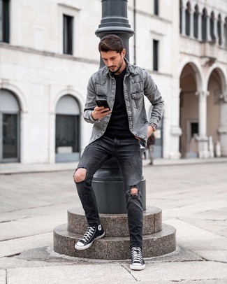 Schwarze hohe Sneakers kombinieren – 500+ Herren Outfits: Ein graues Jeanshemd und dunkelgraue Jeans mit Destroyed-Effekten sind eine perfekte Wochenend-Kombination. Dieses Outfit passt hervorragend zusammen mit schwarzen hohen Sneakers.
