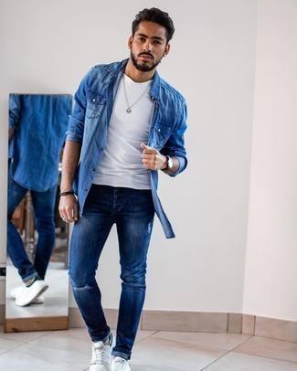 Dunkelblaues Armband kombinieren – 183 Herren Outfits: Kombinieren Sie ein blaues Jeanshemd mit einem dunkelblauen Armband für einen entspannten Wochenend-Look. Fühlen Sie sich ideenreich? Entscheiden Sie sich für weißen und dunkelblauen Segeltuch niedrige Sneakers.