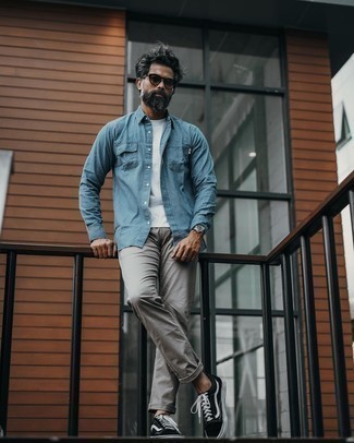 Graue Jeans kombinieren – 1200+ Herren Outfits: Kombinieren Sie ein hellblaues Jeanshemd mit grauen Jeans für ein Alltagsoutfit, das Charakter und Persönlichkeit ausstrahlt. Schwarze und weiße Segeltuch niedrige Sneakers fügen sich nahtlos in einer Vielzahl von Outfits ein.