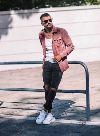 Rosa Jeanshemd kombinieren – 3 Herren Outfits: Vereinigen Sie ein rosa Jeanshemd mit schwarzen engen Jeans mit Destroyed-Effekten für einen entspannten Wochenend-Look. Fühlen Sie sich mutig? Ergänzen Sie Ihr Outfit mit weißen und schwarzen Leder niedrigen Sneakers.