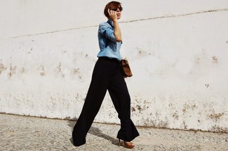 Braune Leder Sandaletten kombinieren – 107 Damen Outfits: Möchten Sie einen schönen Alltags-Look kreieren, ist die Paarung aus einem hellblauen Jeanshemd und einer schwarzen weiter Hose Ihre Wahl. Braune Leder Sandaletten sind eine perfekte Wahl, um dieses Outfit zu vervollständigen.