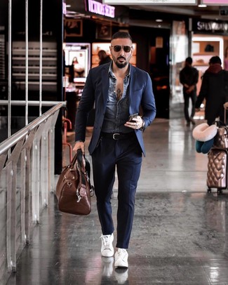 Braune Leder Reisetasche kombinieren – 265 Herren Outfits: Kombinieren Sie eine blaue Jeansjacke mit einer braunen Leder Reisetasche für einen entspannten Wochenend-Look. Fühlen Sie sich ideenreich? Vervollständigen Sie Ihr Outfit mit weißen Leder niedrigen Sneakers.