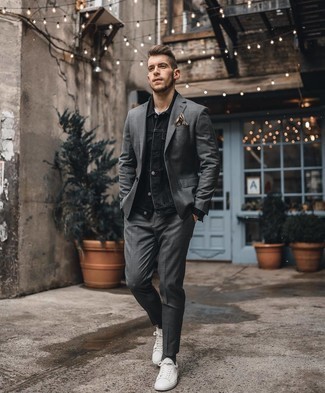 Silberne Socken kombinieren – 500+ Smart-Casual Herren Outfits: Kombinieren Sie eine schwarze Jeansjacke mit silbernen Socken für einen entspannten Wochenend-Look. Entscheiden Sie sich für weißen Segeltuch niedrige Sneakers, um Ihr Modebewusstsein zu zeigen.