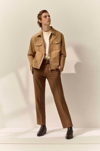 Hellbeige Jeansjacke kombinieren – 46 Smart-Casual Herren Outfits warm Wetter: Vereinigen Sie eine hellbeige Jeansjacke mit einer braunen Anzughose für eine klassischen und verfeinerte Silhouette. Ergänzen Sie Ihr Look mit dunkelbraunen Chelsea Boots aus Leder.