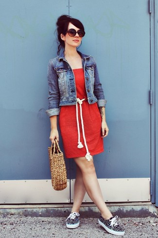 blaue Jeansjacke, rotes Freizeitkleid, schwarze und weiße Segeltuch niedrige Sneakers, beige Shopper Tasche aus Stroh für Damen