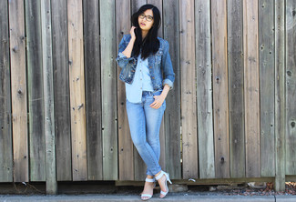 Hellblaues Jeanshemd kombinieren – 206 Damen Outfits: Ein hellblaues Jeanshemd und hellblaue enge Jeans schaffen einen lockeren Look, der aber immer schick bleibt und Ihre Persönlichkeit unterstreicht. Hellblaue Leder Sandaletten sind eine ideale Wahl, um dieses Outfit zu vervollständigen.