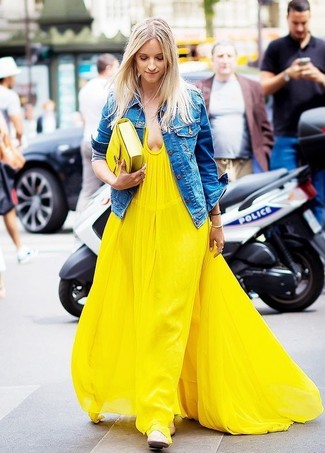 30 Jährige: Gelbe Leder Clutch kombinieren – 116 Damen Outfits: Kombinieren Sie eine blaue Jeansjacke mit einer gelben Leder Clutch für den Stil, der super für die Freizeit geeignet ist. Hellbeige Leder Pumps fügen sich nahtlos in einer Vielzahl von Outfits ein.