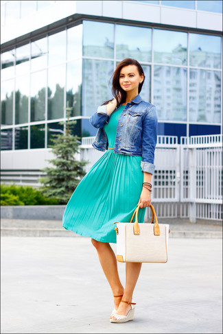 Schuhe aus Häkel kombinieren – 7 Damen Outfits: Entscheiden Sie sich für eine blaue Jeansjacke und ein dunkeltürkises Midikleid mit Falten für einen stylischen Freizeit-Look. Weiße Keilsandaletten aus Häkel sind eine gute Wahl, um dieses Outfit zu vervollständigen.