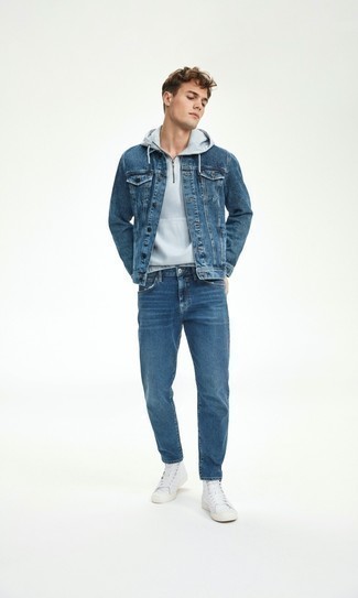 Grauen Pullover mit einem Kapuze kombinieren – 500+ Herren Outfits: Kombinieren Sie einen grauen Pullover mit einem Kapuze mit blauen Jeans für ein sonntägliches Mittagessen mit Freunden. Suchen Sie nach leichtem Schuhwerk? Wählen Sie weißen hohe Sneakers aus Segeltuch für den Tag.