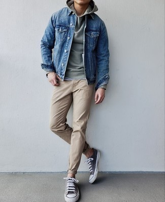 Beige Chinohose kombinieren – 1200+ Frühling Herren Outfits: Kombinieren Sie eine blaue Jeansjacke mit einer beige Chinohose, um einen lockeren, aber dennoch stylischen Look zu erhalten. Wenn Sie nicht durch und durch formal auftreten möchten, entscheiden Sie sich für dunkelgrauen Segeltuch niedrige Sneakers. Ein super Frühlings-Outfit.