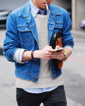 Welche enge Jeans mit hellblauen Businesshemdes zu tragen – 8 Smart-Casual Herbst Herren Outfits: Kombinieren Sie ein hellblaues Businesshemd mit engen Jeans für ein bequemes Outfit, das außerdem gut zusammen passt. Das Outfit ist ja mega und passt toll zu der Übergangszeit.