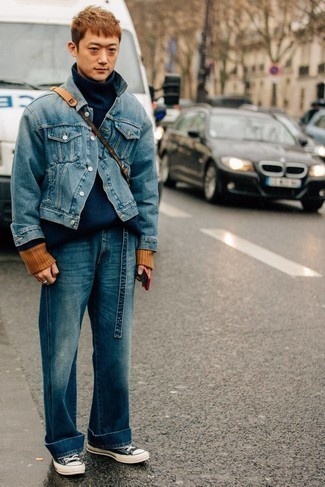 Welche Jeansjacken mit blauer Jeans zu tragen – 484 Herren Outfits warm Wetter: Paaren Sie eine Jeansjacke mit blauen Jeans für ein bequemes Outfit, das außerdem gut zusammen passt. Dieses Outfit passt hervorragend zusammen mit schwarzen und weißen Segeltuch niedrigen Sneakers.