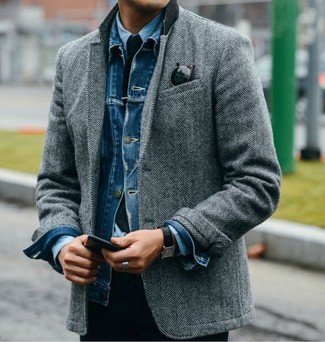 Wie hellblaues Businesshemd mit dunkelgrauen Sakkos zu kombinieren – 49 Smart-Casual Herbst Herren Outfits: Vereinigen Sie ein dunkelgraues Sakko mit einem hellblauen Businesshemd für einen stilvollen, eleganten Look. Ein stylisches Übergangs-Outfit.