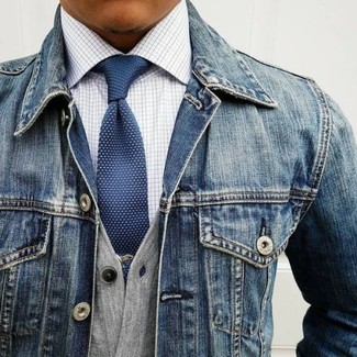 Weißes und dunkelblaues Businesshemd mit Karomuster kombinieren – 205 Herren Outfits: Kombinieren Sie ein weißes und dunkelblaues Businesshemd mit Karomuster mit einer blauen Jeansjacke, um einen modischen Freizeitlook zu kreieren.