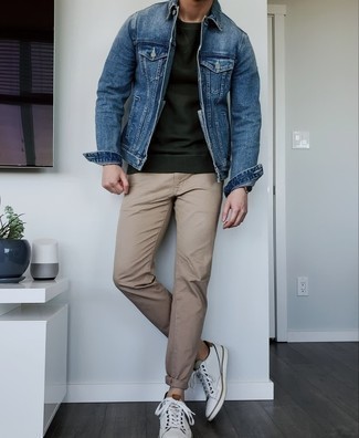 Beige Chinohose kombinieren – 1200+ Frühling Herren Outfits: Kombinieren Sie eine blaue Jeansjacke mit einer beige Chinohose, um einen lockeren, aber dennoch stylischen Look zu erhalten. Fühlen Sie sich ideenreich? Entscheiden Sie sich für weißen Leder niedrige Sneakers. Was für eine tolle Übergangs-Look Idee!