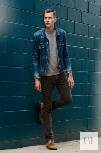 Dunkelgrüne Jeans kombinieren – 90 Herbst Herren Outfits: Tragen Sie eine blaue Jeansjacke und dunkelgrünen Jeans, um mühelos alles zu meistern, was auch immer der Tag bringen mag. Vervollständigen Sie Ihr Look mit beige Chukka-Stiefeln aus Wildleder. Schon mal so einen schönen Übergangs-Look gesehen?