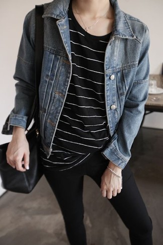 30 Jährige: Wie schwarzes T-Shirt mit einem Rundhalsausschnitt mit schwarzer Jeans zu kombinieren – 79 Damen Outfits: Wenn Sie einen frischen, entspannten Look erhalten müssen, bleiben ein schwarzes T-Shirt mit einem Rundhalsausschnitt und schwarze Jeans ein Klassiker.