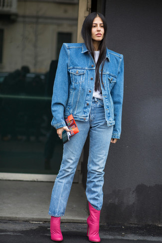 Fuchsia Leder Stiefeletten kombinieren – 8 Damen Outfits: Eine blaue Jeansjacke und hellblaue Jeans sind ideal geeignet, um ein stilsicheres Casual-Outfit zu zaubern. Vervollständigen Sie Ihr Look mit fuchsia Leder Stiefeletten.